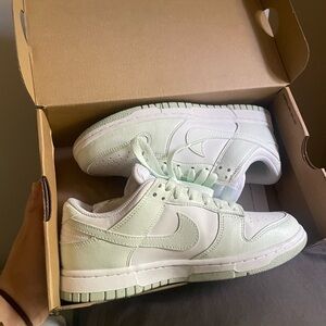 W Nike Dunk Low Next Nature Mint colorway sz 7 W